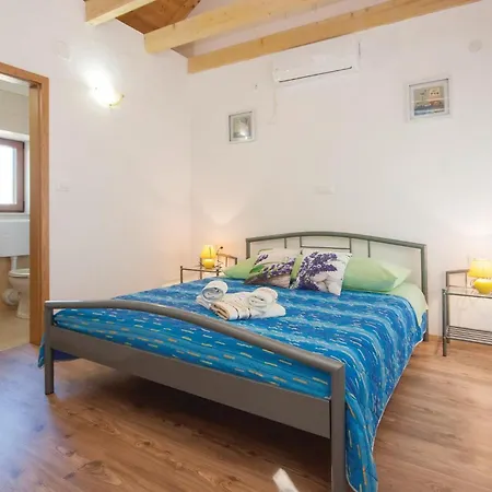 With Outdoor Swimming Pool 441 Casa de Férias Lozovac