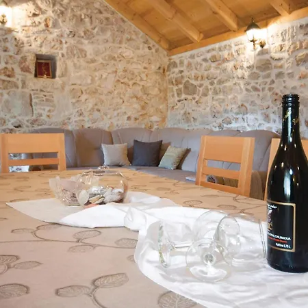 Сasa de vacaciones With Outdoor Swimming Pool 441 Lozovac