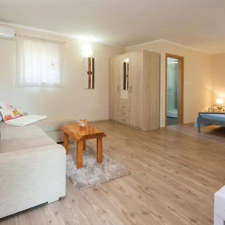 Сasa de vacaciones With Outdoor Swimming Pool 441