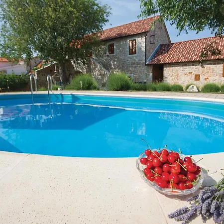 Сasa de vacaciones With Outdoor Swimming Pool 441 Lozovac