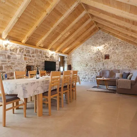 With Outdoor Swimming Pool 441 Сasa de vacaciones Lozovac