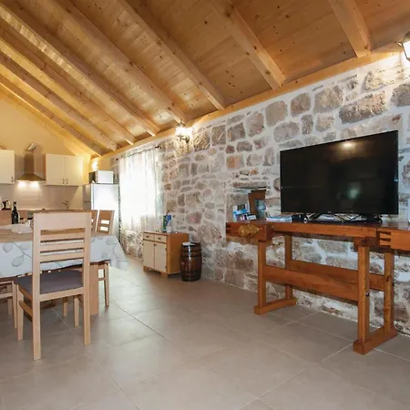 Сasa de vacaciones With Outdoor Swimming Pool 441 Lozovac