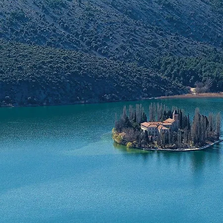 With Outdoor Swimming Pool 441 Casa de Férias Lozovac