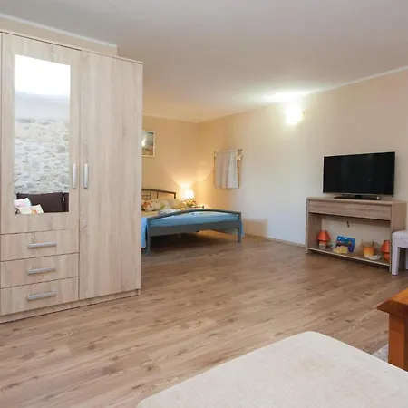 Сasa de vacaciones With Outdoor Swimming Pool 441 Lozovac