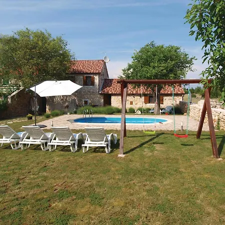 With Outdoor Swimming Pool 441 Сasa de vacaciones