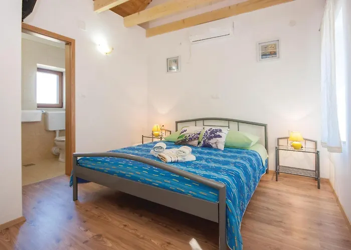 With Outdoor Swimming Pool 441 Сasa de vacaciones Lozovac