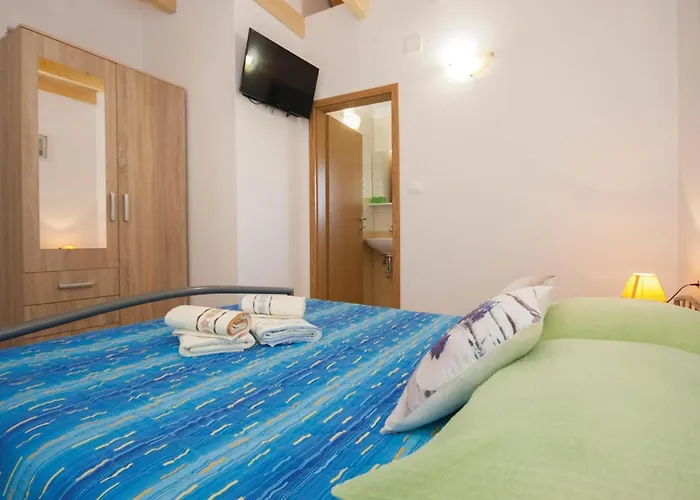 With Outdoor Swimming Pool 441 בית נופש *