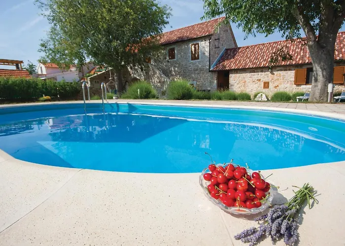 בית נופש With Outdoor Swimming Pool 441 לוזובאק