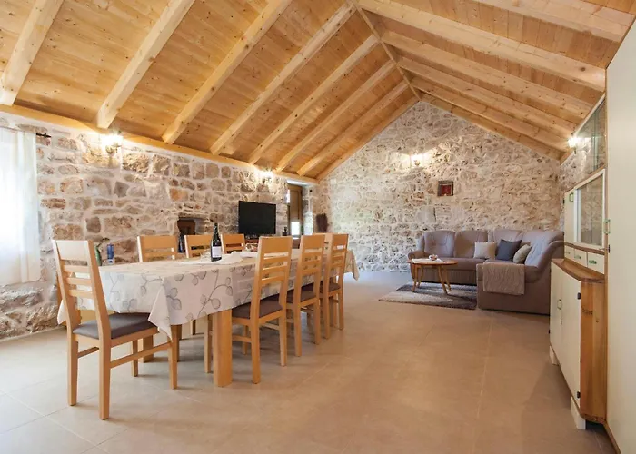 With Outdoor Swimming Pool 441 בית נופש לוזובאק