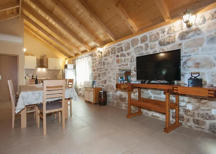 Vikendica With Outdoor Swimming Pool 441 Lozovac