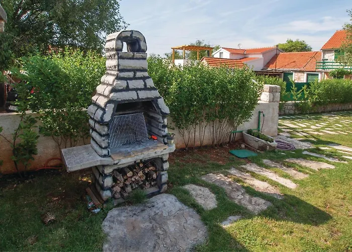 With Outdoor Swimming Pool 441 * לוזובאק