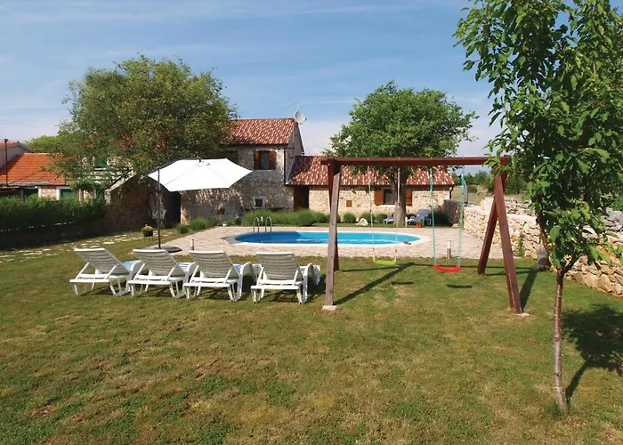 With Outdoor Swimming Pool 441 Сasa de vacaciones