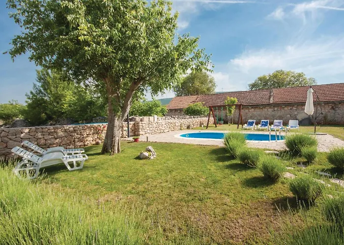 With Outdoor Swimming Pool 441 לוזובאק